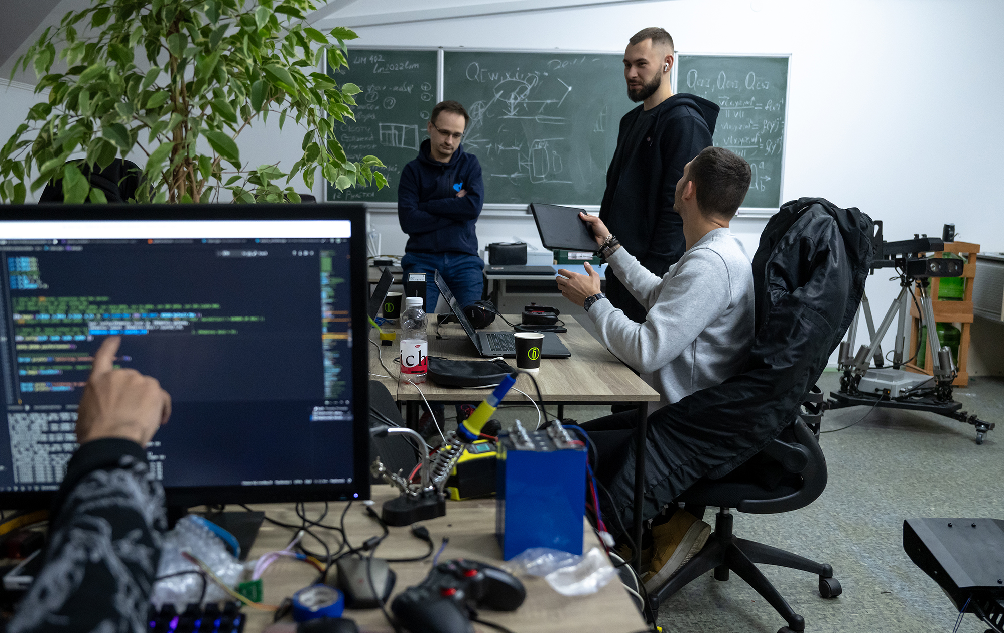 Брак людей та жінки на "чоловічих" посадах. Як змінився ринок праці через війну та мобілізацію